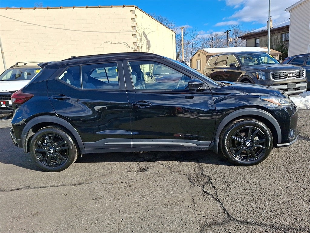 2022 Nissan Kicks SR