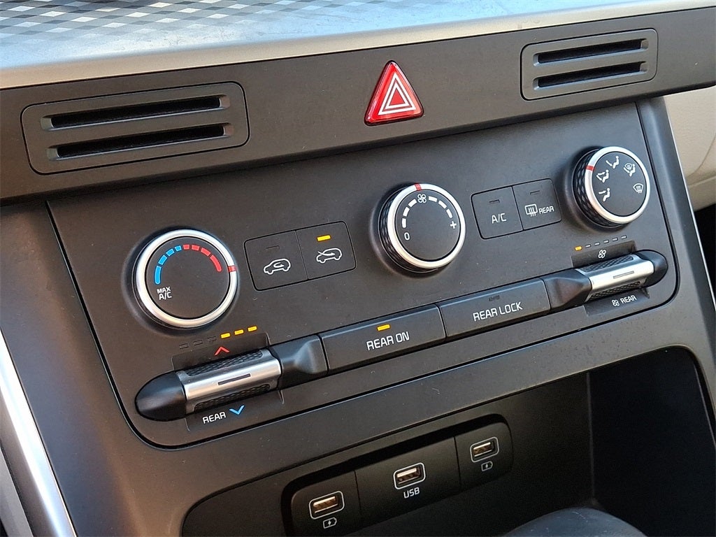 2023 Kia Carnival LX